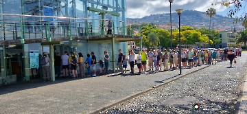 Warteschlange bei der Seilbahn nach Monte Warteschlange bei der Seilbahn nach Monte