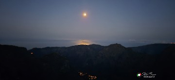 Sonnenaufgang am Pico Ruivo - im Westen ist noch der Vollmond zu sehen Sonnenaufgang am Pico Ruivo - im Westen ist noch der Vollmond zu sehen