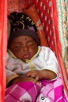 Im Dorf der Tharu - das Baby schläft in einer Hängematte